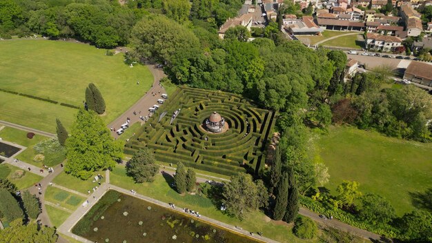 Foto vista aérea del laberinto en el parque sigurta garden park valeggio sul mincio, italia