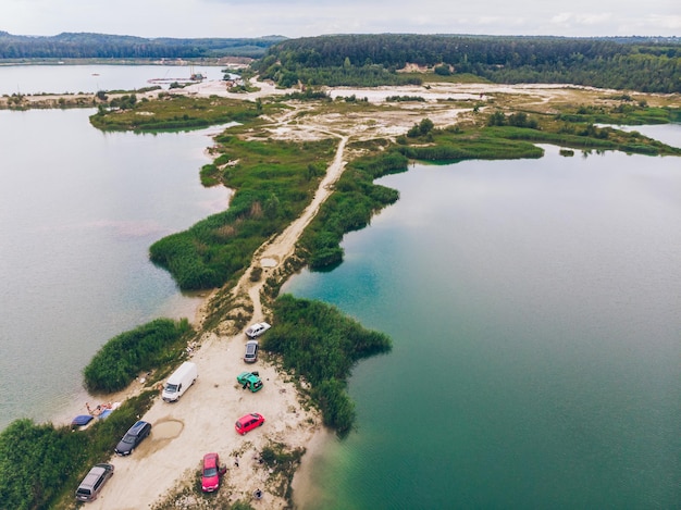 Vista aérea del lago con aguas azules y playas de arena