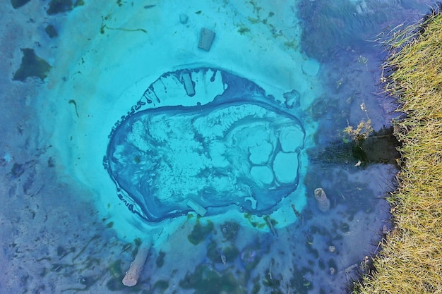 Vista aérea del lago altai géiser desde drone, paisaje del lago azul