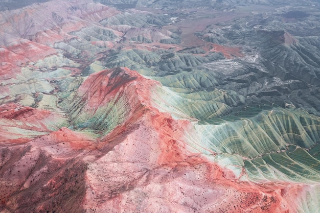 Vista aérea del lago aluvial seco y la montaña