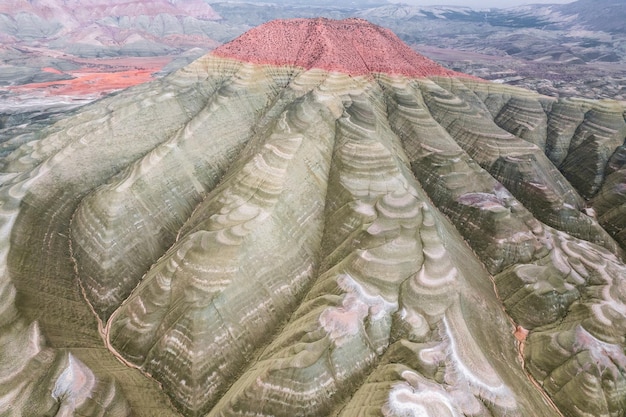 Vista aérea del lago aluvial seco y la montaña