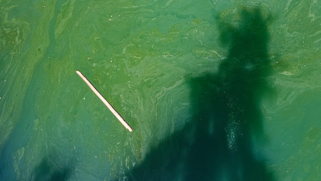 Vista aérea del lago azul en Baia Sprie en Rumania.