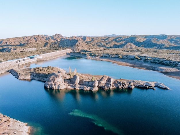 Vista aérea del lago azul con montañas