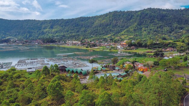 Vista aérea del lago Batur por la mañana en el área de Kintamani Bali Indonesia