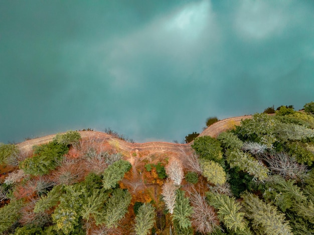 Vista aérea del lago cárpato de otoño en las montañas de ucrania