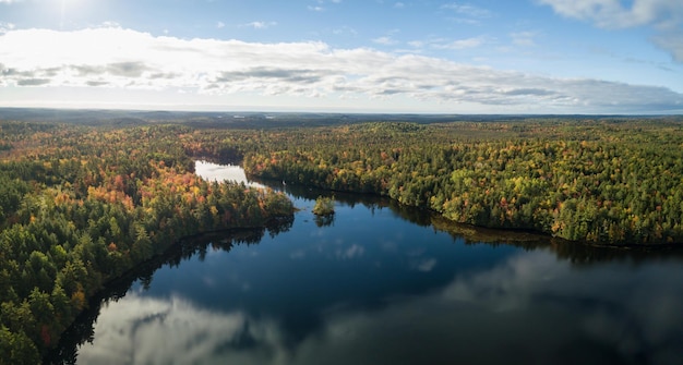 Vista aérea de un lago durante un día soleado de otoño Fondo de naturaleza de follaje colorido