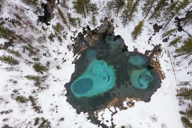 Vista aérea del lago geysir azul con patrón de cara de miedo famoso lago en la República de Altai