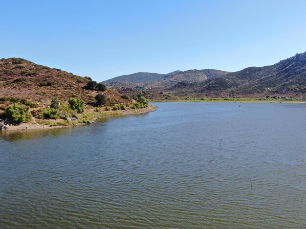 Vista aérea del lago interior Hodges y la gran ruta de senderismo y actividad acuática de la montaña Bernardo