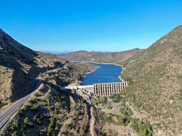 Vista aérea del lago interior Hodges y la gran ruta de senderismo y actividad acuática de la montaña Bernardo