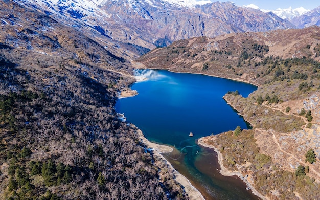 Vista aérea del lago Kaltal en Gorkha Nepal