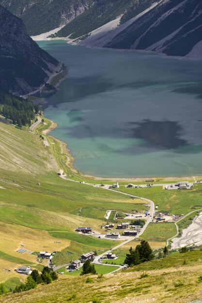 Vista aérea del lago Livigno en las montañas de los Alpes Lombardía Italia