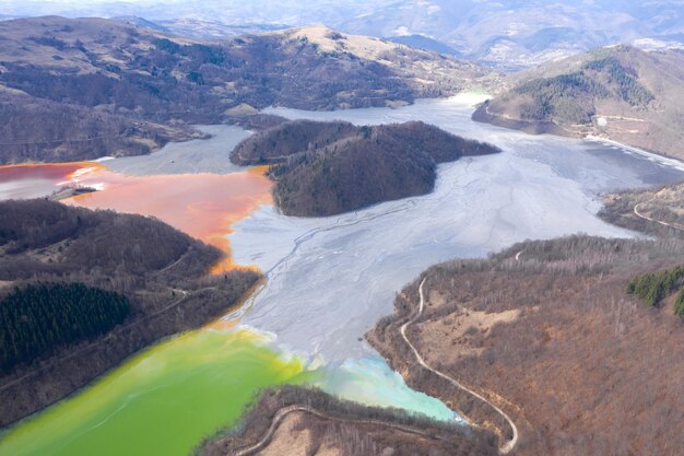 Vista aérea de un lago lleno de residuos químicos