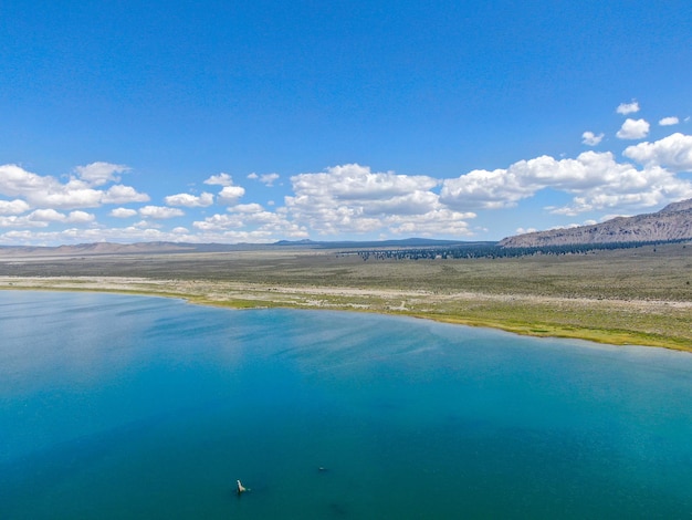 Vista aérea del lago Mono durante la temporada de verano en el condado de Mono, California, EE.UU.