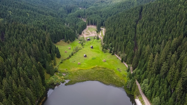 Vista aérea del lago de montaña Iezerul Sadovei con un paisaje pintoresco.