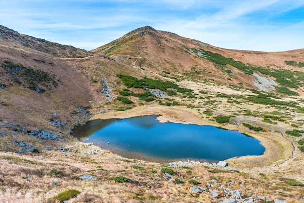 Foto vista aérea del lago de las montañas con agua azul