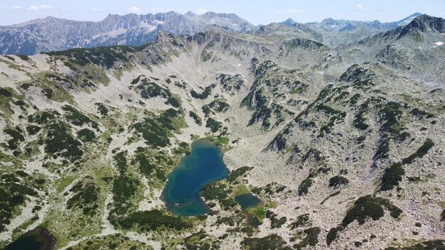 Vista aérea de un lago en las montañas de Pirin con agua azul clara Bansko Bulgaria