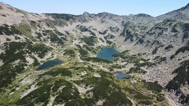 Vista aérea de un lago en las montañas de Pirin con agua azul clara Bansko Bulgaria