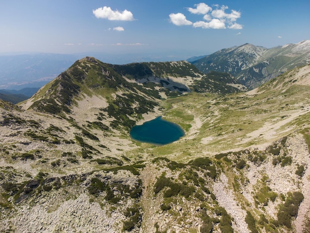 Foto vista aérea de un lago en las montañas de pirin con agua azul clara bansko bulgaria