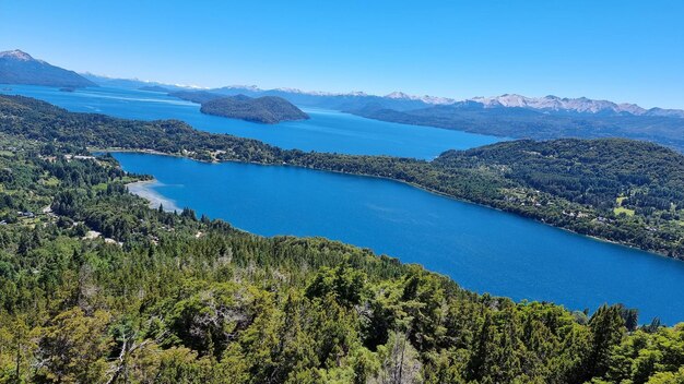 Vista aérea del lago Nahuel Huapi en un distrito de los lagos, Bariloche, Argentina