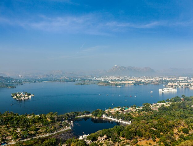 Vista aérea del lago Pichola con Lake Palace Jag Niwas y Jag