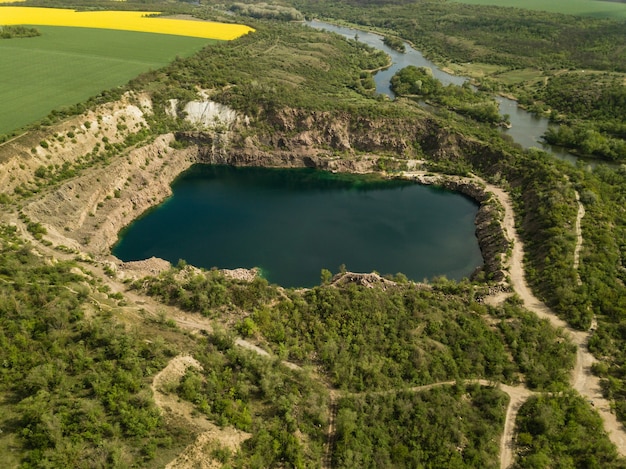 Vista aérea del lago Radon en lugar de la cantera de granito inundada cerca del río Southern Bug, aldea de Mihiia, Ucrania. Lugar famoso para descansar