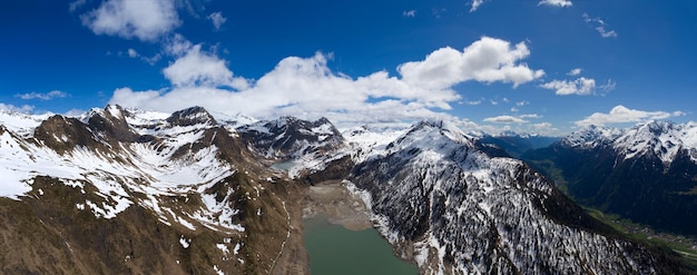 Vista aérea del lago Ritom y las montañas