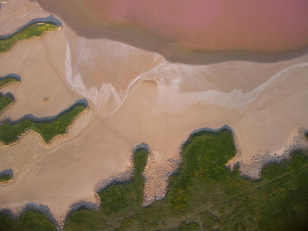 Vista aérea de un lago de sal rosa. Azov Ucrania