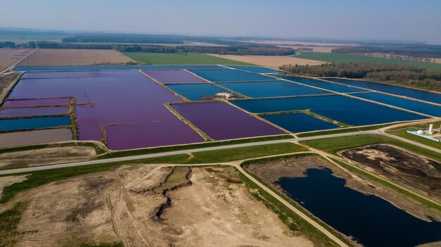 Vista aérea del lago salado rosa