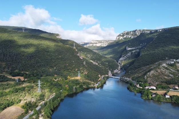 Vista aérea del lago El Sobrón y el cañón del río Ebro en Burgos, España