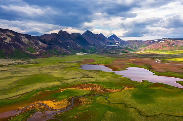 Vista aérea de lagos y montañas en el Parque Nacional Thingvellir Islandia