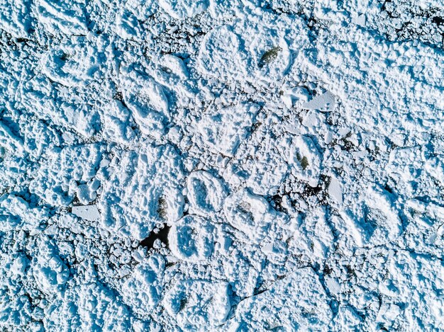 Foto vista aérea de lagos o formaciones de hielo marino en finlandia hielo agrietado desde la vista de drones