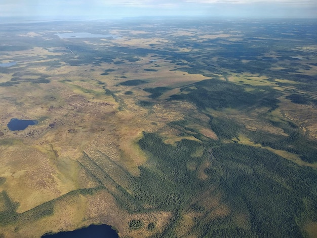 Vista aérea de los lagos y pantanos de la tundra ártica. Varandey, distrito de Zapolyarny, Rusia.