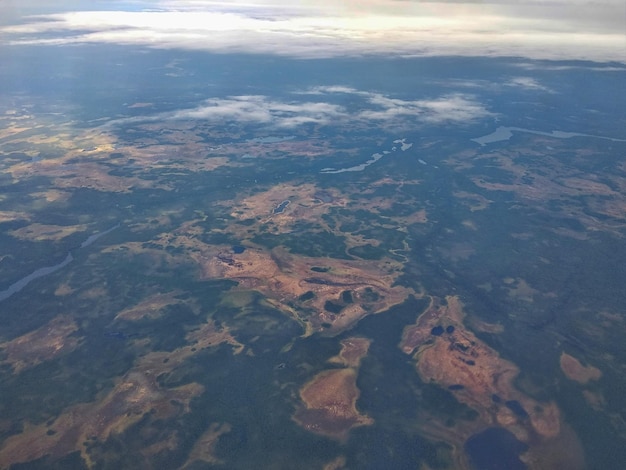 Vista aérea de los lagos y pantanos de la tundra ártica. Varandey, distrito de Zapolyarny, Rusia.