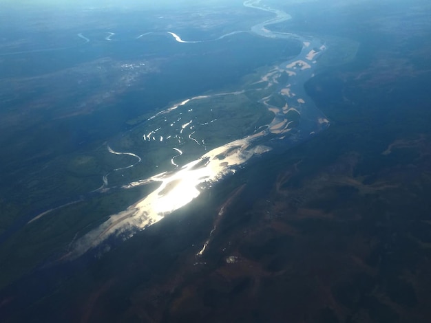 Vista aérea de los lagos y pantanos de la tundra ártica. Varandey, distrito de Zapolyarny, Rusia.