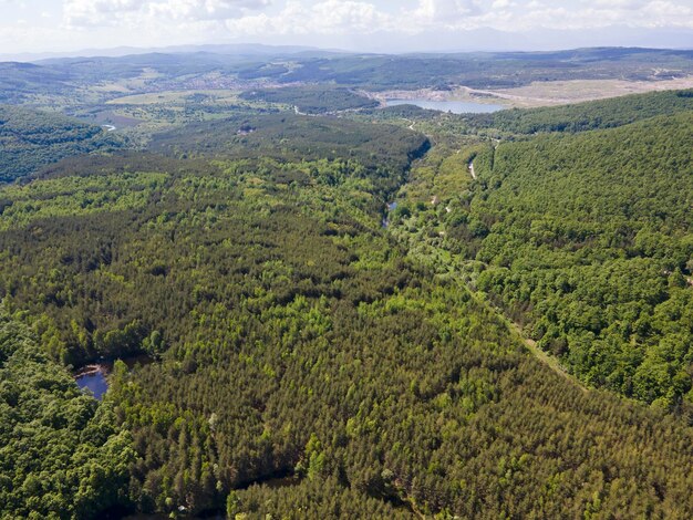 Foto vista aérea de los lagos sua gabra en las montañas de lozenska, bulgaria