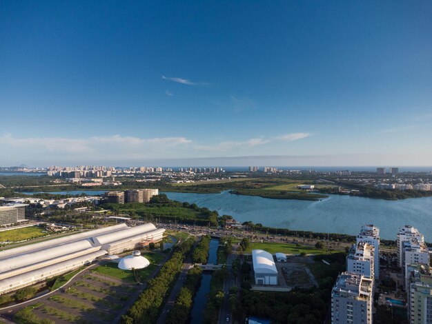 Vista aérea de la laguna Jacarépagua en Río de Janeiro, Brasil. Edificios residenciales y montañas alrededor del lago. La playa de Barra da Tijuca al fondo. Día soleado. Atardecer. foto de dron.