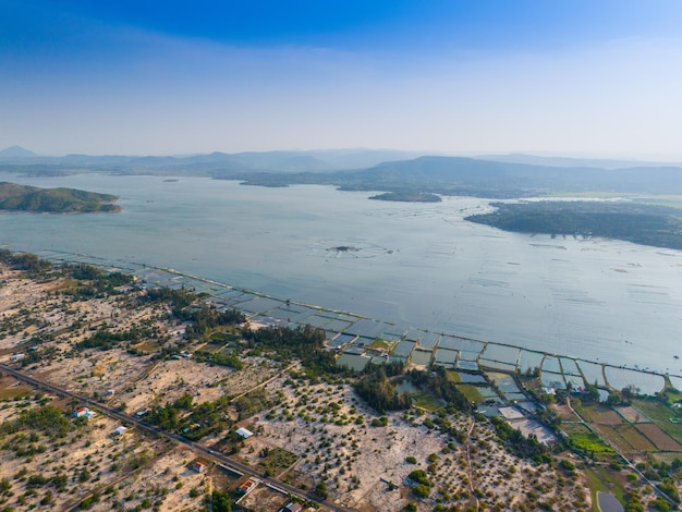 Vista aérea de la laguna de O Loan al atardecer en la provincia de Phu Yen, Vietnam