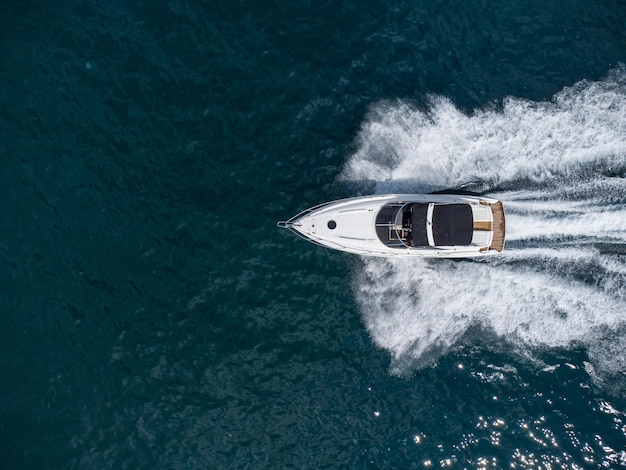 Vista aérea de lancha motora de velocidad en el mar azul abierto