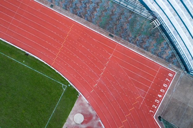 Vista aérea de la línea de salida de la pista de atletismo con número en la vista superior