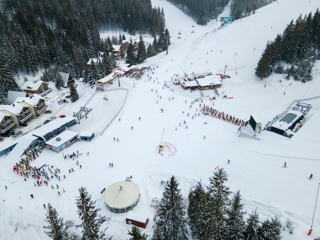 Vista aérea de las líneas de la estación de esquí de jasna al telesilla