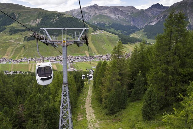 Vista aérea de Livigno en las montañas de los Alpes Lombardía Italia