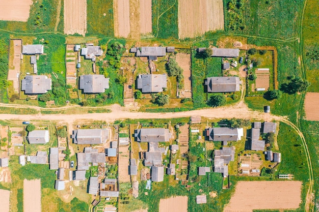 Vista aérea desde lo alto del pueblo con casas y calles campos arados prados en verano