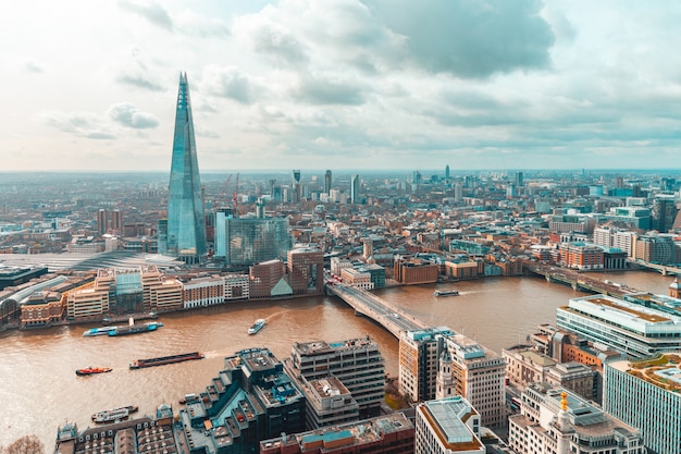 Vista aérea de Londres con modernos edificios y rascacielos