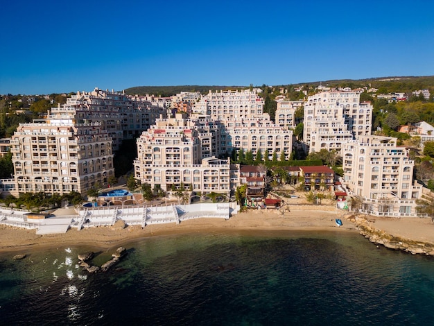 Vista aérea de un lujoso complejo residencial moderno junto al mar