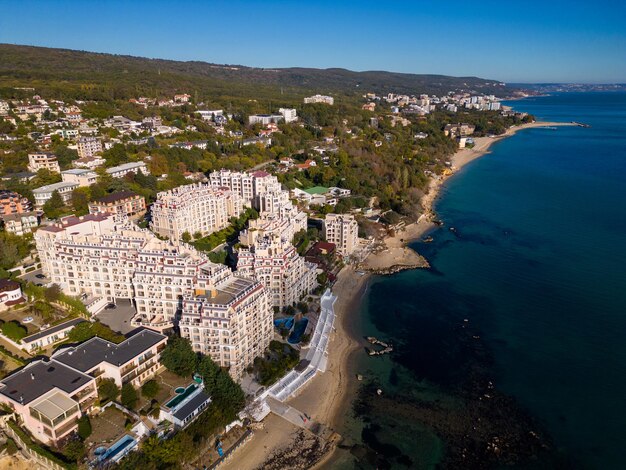 Vista aérea de un lujoso complejo residencial moderno junto al mar