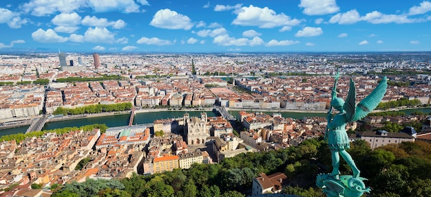 Vista aérea de Lyon desde la cima de Notre Dame de Fourviere, Francia, Europa