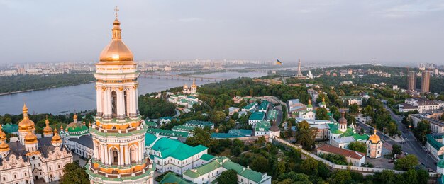 Vista aérea mágica del kiev pechersk lavra cerca del monumento a la patria