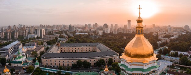 Vista aérea mágica del kiev pechersk lavra cerca del monumento a la patria