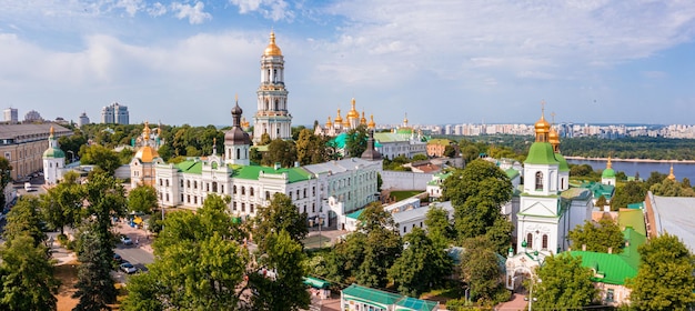 Vista aérea mágica del kiev pechersk lavra cerca del monumento a la patria