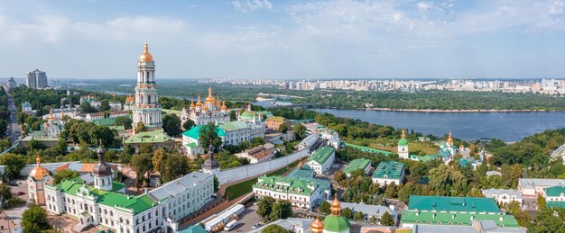 Vista aérea mágica del kiev pechersk lavra cerca del monumento a la patria